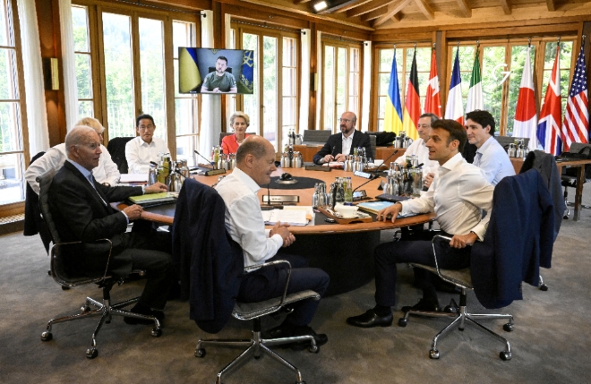 주요 7개국(G7) 정상들과 유럽연합(EU) 지도자들이 27일(현지시간) 독일 바이에른주 엘마우 성에서 열린 G7 정상회의 둘째 날 회의에 참석한 가운데 볼로디미르 젤렌스키 우크라이나 대통령이 화상을 통해 연설하고 있다. 사진=연합뉴스