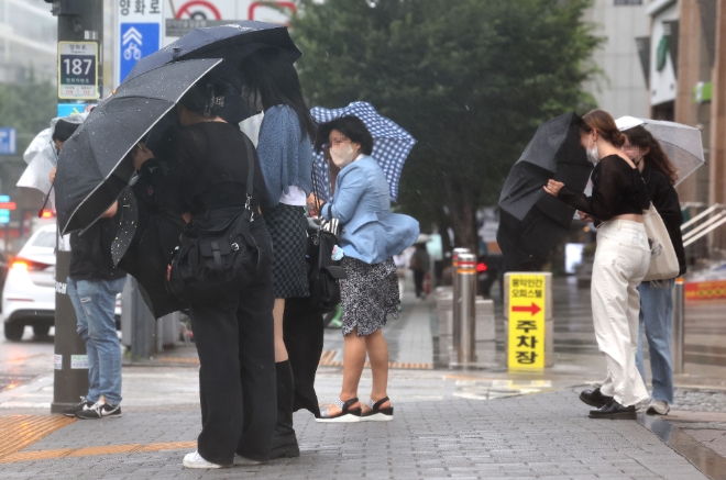 28일 오후 강풍을 동반한 소나기가 내리면서 시민들이 발길을 재촉하고 있다. 사진=연합뉴스