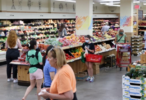 미국 소비자들이 대형마트에서 식료품과 과일을 구매하는 모습. 사진=로이터