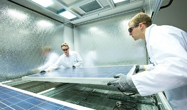 한화큐셀 독일 기술혁신센터 연구원이 태양광 모듈 품질 테스트를 진행하고 있다. 사진=한화큐셀