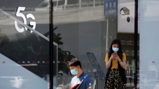 중국 베이징에 있는 화웨이 매장에 5G 로고가 달려있다. 사진=로이터