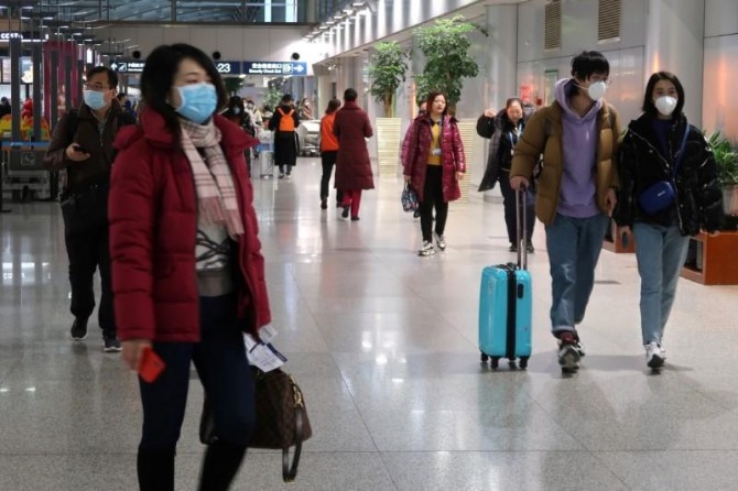 지난 2020년 1월 23일(현지시간) 중국 베이징 국제공항 여객터미널에서 여행객들이 이동하고 있다. 사진=로이터
