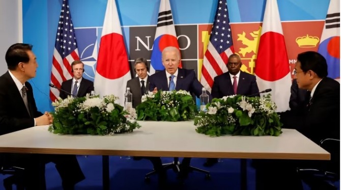 윤석열 대통령(왼쪽), 조 바이든 미국 대통령(가운데), 기시다 후미오 일본 총리(오른쪽)가 6월 29일 마드리드에서 만나 북한 핵실험에 대해 공동 대처하기로 했다. 사진=로이터