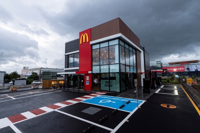 맥도날드가 고객 편의 서비스 및 친환경적 요소를 도입한 '제주도남DT점'을 새롭게 오픈했다. 사진=맥도날드