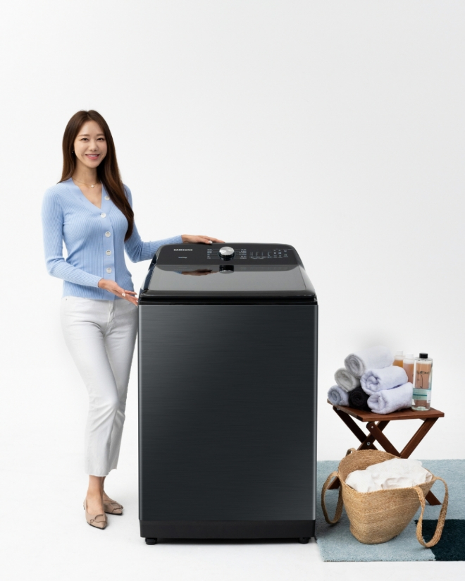 삼성전자 모델이 국내 최대 용량 전자동 세탁기 '그랑데 통버블' 25Kg 제품을 소개하고 있는 모습. 사진=삼성전자