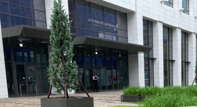 30일 오전 아워홈 마곡 본사 앞에서 경호원이 서 있다. 사진=아워홈