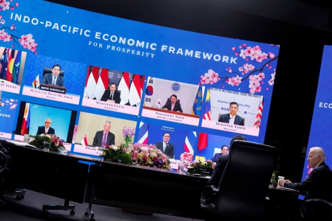 조 바이든 미국 대통령이 지난 5월 23일 일본 도쿄 이즈미 가든 갤러리에서 아세안 정상들이 인도-태평양 경제 번영 프레임워크(IPEF) 출범 행사에 참여하는 것을 지켜보고 있다. 사진=로이터
