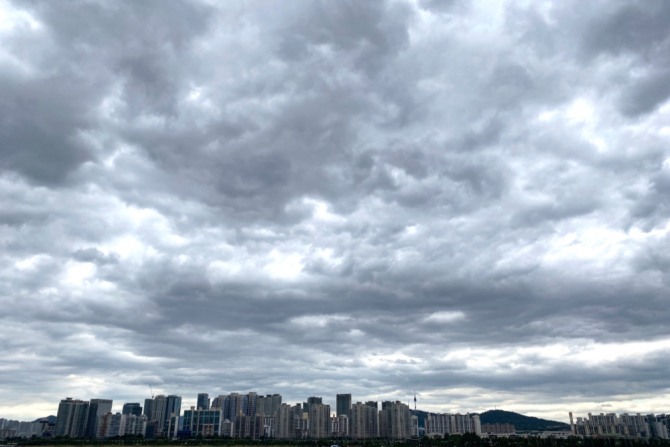 먹구름 낀 서울 하늘. 사진=연합