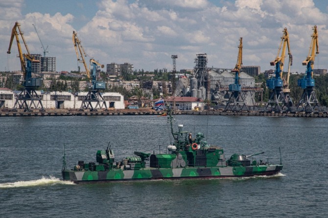 우크라이나 마리우폴 항구 부근에서 러시아 해군 함정이 초계 활동을 벌이고 있다. 사진=연합