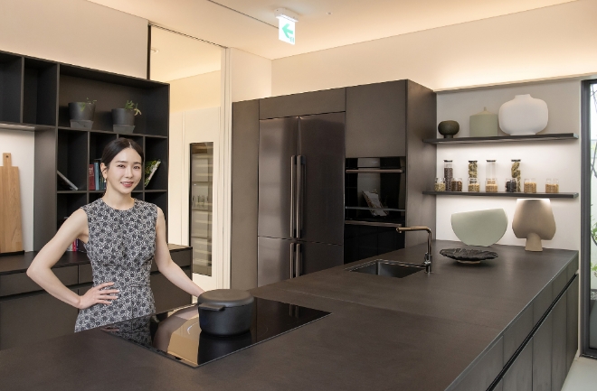 삼성전자 모델이 서울 대치동 삼성디지털프라자 삼성대치본점에 위치한 '데이코 하우스'에서 럭셔리 빌트인 가전 '데이코(Dacor)' 제품을 소개하고 있는 모습. 사진=삼성전자