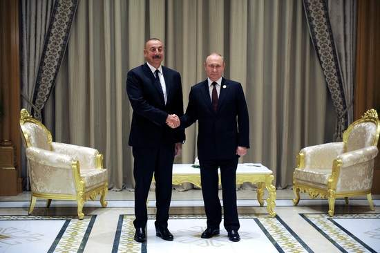 블라디미르 푸틴 러시아 대통령(오른쪽)과 알리예프 아제르바이잔 대통령. 사진=로이터
