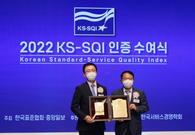 신한저축은행은 한국표준협회가 주관하는 '2022 한국서비스품질지수(KS-SQI)' 평가에서 저축은행 부문 8년 연속 1위에 올랐다고 30일 밝혔다.