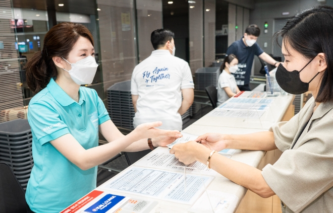 대한항공이 1일 새로운 하계유니폼과 함께 '다시, 함께, 날아' 캠페인에 나섰다. 사진=대한항공 