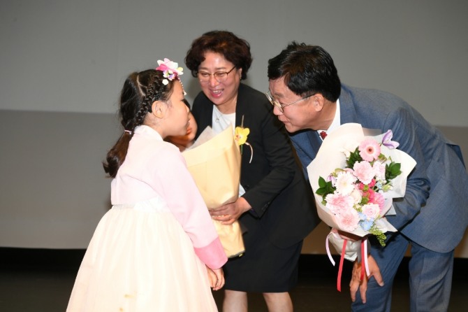 이민근 신임 안산시장이 1일 제15대 안산시장으로 취임하며 ‘시민과 함께, 자유로운 혁신도시 안산’이라는 시정 비전으로 민선 8기 업무에 돌입했다. 사진=안산시