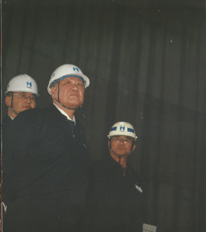 정몽구 현대자동차그룹 회장(가운데)이 2010년 4월 26일 현대제철 당진제철소를 방문해 건설 중인 원형돔을 점검하고 있다. 사진=현대제철 제공