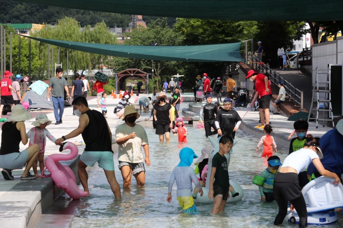 전국 곳곳에 폭염주의보가 내려진 2일 오전 서울 송파구 성내천 물놀이장을 찾은 가족단위 나들이객들이 물놀이를 하며 더위를 식히고 있다. 사진=뉴시스