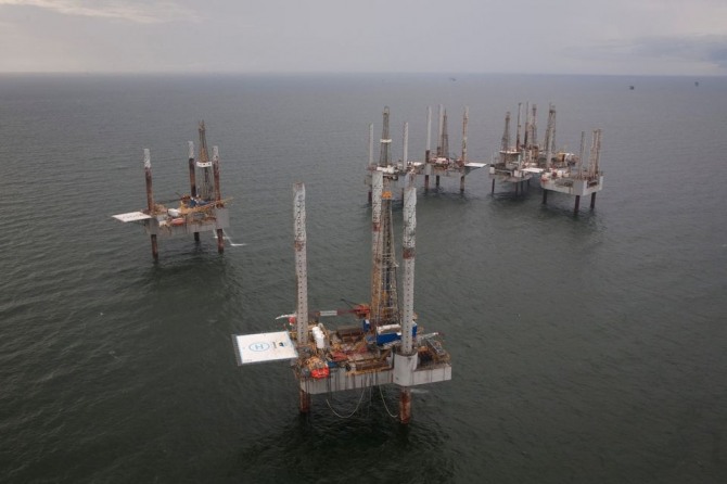 미국 루이지애나주 인근 해역에서 석유와 가스 시추 작업 모습. 사진=로이터