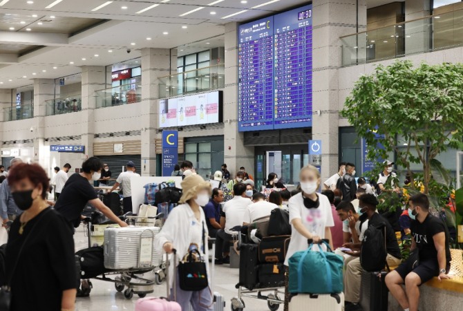 영종도 인천국제공항 제1여객터미널 입국장이 붐비고 있다. 사진=연합