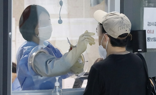 코로나19 확진자수가 1만명대를 기록한 3일 서울 용산구보건소 선별진료소를 찾은 시민들이 검사를 받고 있다. 사진=뉴시스
