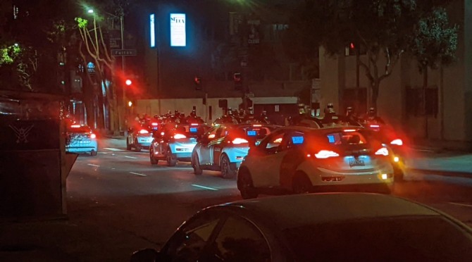 지난달 30일(현지시간) 자율주행 크루즈 택시들이 미국 샌프란시스코 북부 고프스트리트에 있는 교차로 인근에서 알 수 없는 이유로 운행을 멈추고 떼로 모여 있다. 사진=트위터