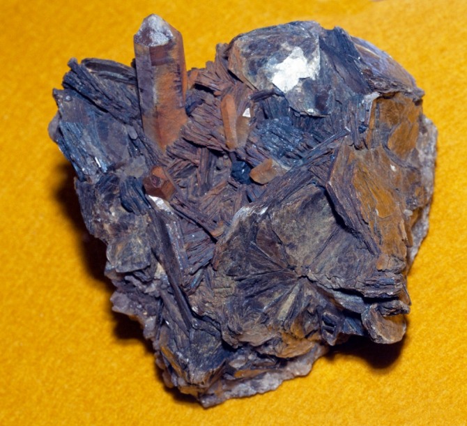 리튬이 생산될 수 있는 광석물.