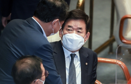  국회의장 후보자인 김진표 더불어민주당 의원이 4일 서울 여의도 국회에서 열린 제398회 국회(임시회) 제01차 본회의에 출석해 있다.