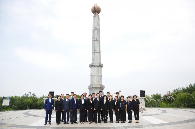 안산시의회는 4일 신임 송바우나 의장과 이진분 부의장을 비롯한 의원들은 오전 원곡동에 있는 원곡공원 현충탑을 찾아 헌화와 분향을 한뒤 기념촬영을 하고 있다. 사진=안산시의회