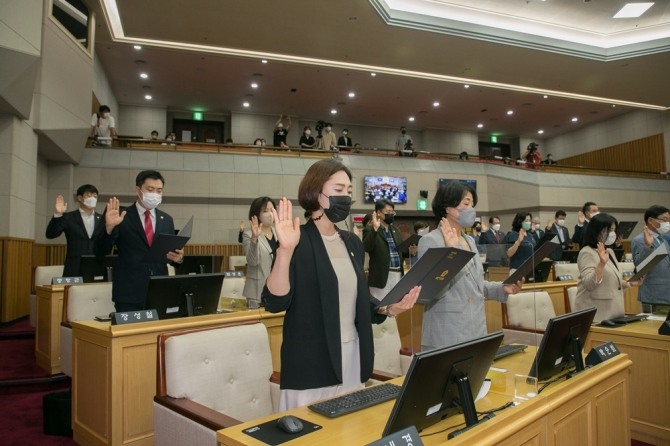 부천시 시의회의원들이 지난 4일 시의회에서 의원 선서를 하고 있다.  (사진=부천시시의회)
