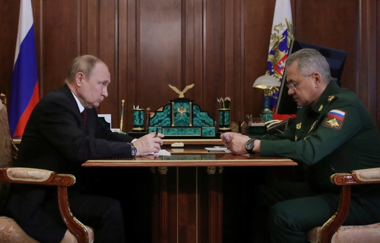 블라디미르 푸틴 러시아 대통령이 세르게이 쇼이구(오른쪽) 러시아 국방부 장관과 회의하는 모습. 사진=로이터