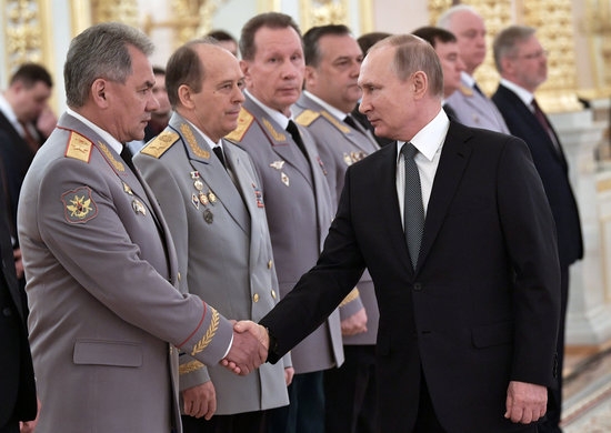푸틴이 세르게이 국방장관과 악수하고 그 옆에 보르트니코프 FSB 국장이 서 있다. 사진=로이터
