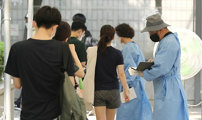 국내 코로나19 하루 신규확진자 수가 1만8147명으로 급증한 5일 서울 서초구보건소 선별진료소에서 시민들이 pcr 검사를 기다리고 있다. 사진=뉴시스