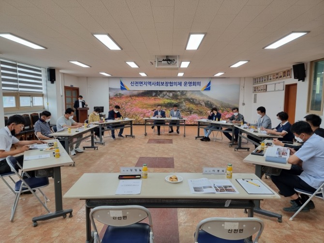  신전면 지역사회보장협의체(공동위원장 박동열, 임성수)가 지난달 29일 면사무소 회의실에서 2분기 운영회의를 갖고 행복하고 따뜻한 신전면 만들기에 나섰다. / 전남 강진군=제공