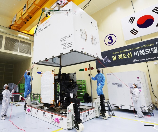 装载在集装箱上的月球轨道船多诺里(Danuri)。照片=韩国航空宇宙研究院