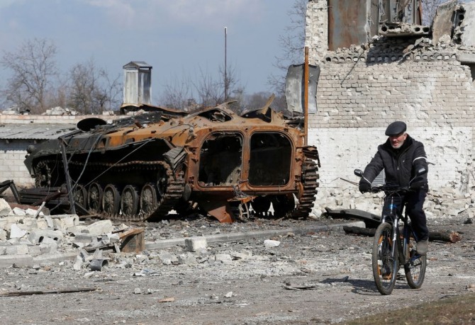 우크라이나 돈바스 지역에 전쟁으로 파괴된 마을. 사진=로이터