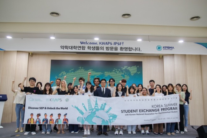 6일 서울 서초구 제약회관에서 한국약학대학생연합(KNAPS)과 세계약대생연합(IPSF) 소속 약학대학생들이 한국제약바이오협회를 견학하고 원희목 한국제약바이오협회 회장(가운데)과 기념촬영을 하고 있다. 사진=한국제약바이오협회