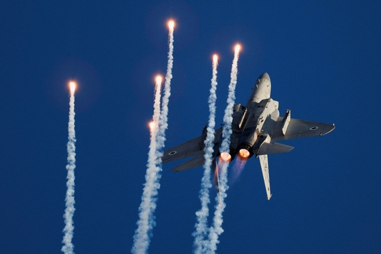 F15 전투기의 기동 회피 연습 모습. 사진=로이터