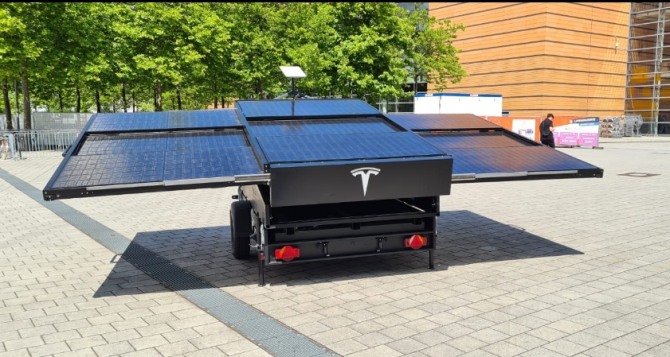 테슬라가 공개한 확장형 태양광 패널을 설치한 차량. 사진=트위터 캡쳐