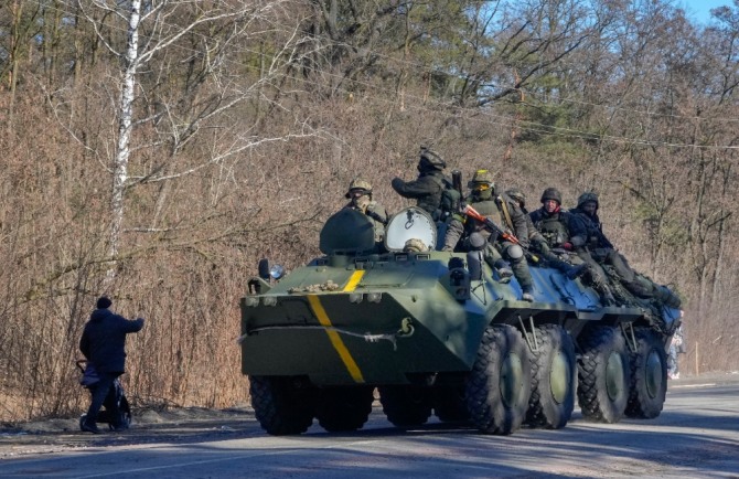 장갑차를 타고 우크라이나 키우 인근 지역을 지나는 우크라이나 병사들.ㅅ