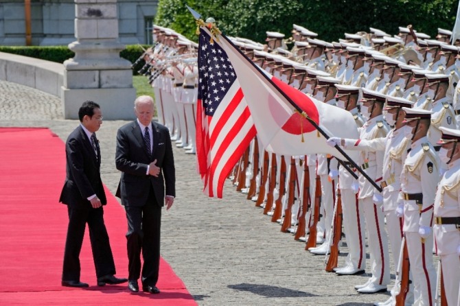 미국 조 바이든 대통령(오른쪽)과 일본 도쿄 영빈관 의장대를 사열하는 기시다 후미오 총리. 사진=뉴시스