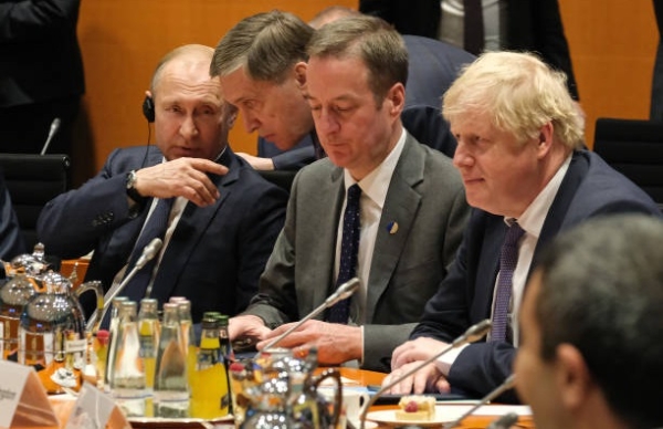 블라디미르 푸틴 러시아 대통령(왼쪽)이 보리스 존슨 영국 총리 오른쪽 두번째 자리에서 보좌관과 이야기를 나누고 있다. 사진=게티이미지뱅크