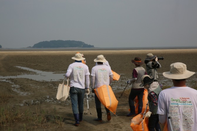 상하농원 고창 갯벌 플로깅에 참여한 참가자들 모습. 사진=매일유업