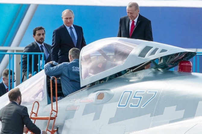 모스크바 인근 에어쇼 행사장에 전시된 SU-57 최신 스텔스 전투기를 러시아 푸틴 대통령과 튀르키예 에르도안 대통령이 관람하고 있다. 사진=뉴시스