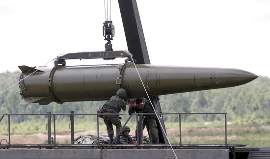 정밀 타격에 쓰이는 이스칸데르 미사일을 러시아 병사들이 옮기고 있다. 사진=로이터