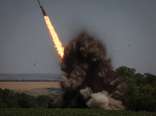 우크라이나군이 러시아군에 로켓포를 쏘는 모습. 사진=로이터
