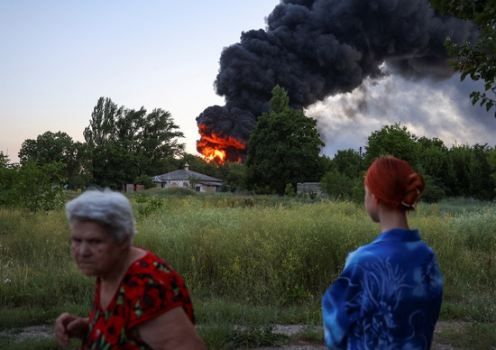 러시아군의 폭격으로 우크라이나 도네스크 민가 인근이 불타는 모습. 사진=로이터