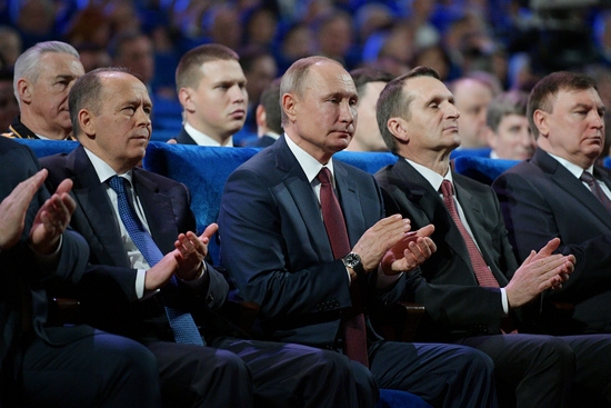 푸틴 러시아 대통령이 러시아 연방보안국(FSB) 등 참모진과 앉아 박수를 치고 있다. 사진=로이터