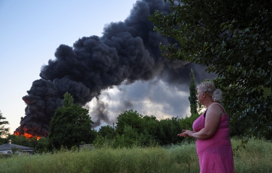러시아의 폭격으로 불타는 우크라이나 마을. 사진=로이터