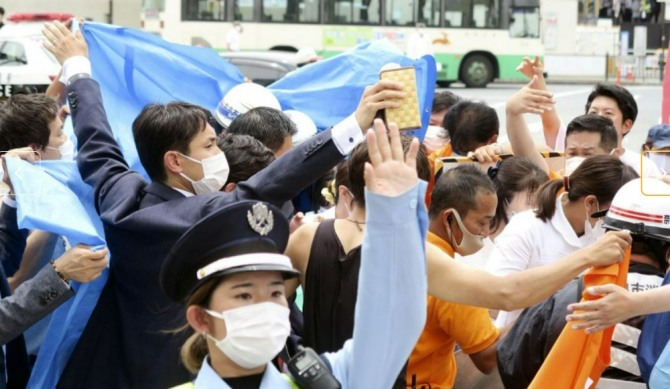 경찰이 아베 신조 전 총리 피격 후 상황을 정리하고 있다. 사진=로이터