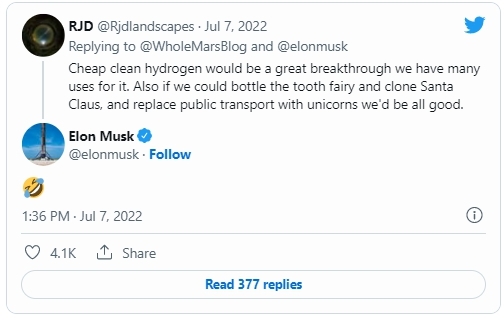 빌 게이츠가 올린 '깨끗한 수소'와 관련된 게시물과 그를 조롱하는 답글에 웃는 이모티콘을 올린 일론 머스크. 사진=로이터