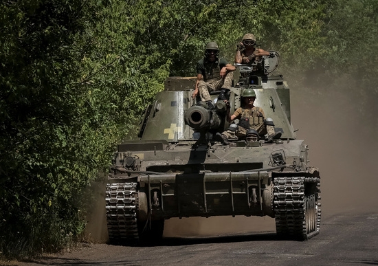 자주포를 타고 돈바스 지역을 이동 중인 우크라이나 군. 사진=로이터